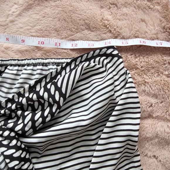 Banana Republic Size XS Chic Striped Black and White Skirt - Picture 2 of 5